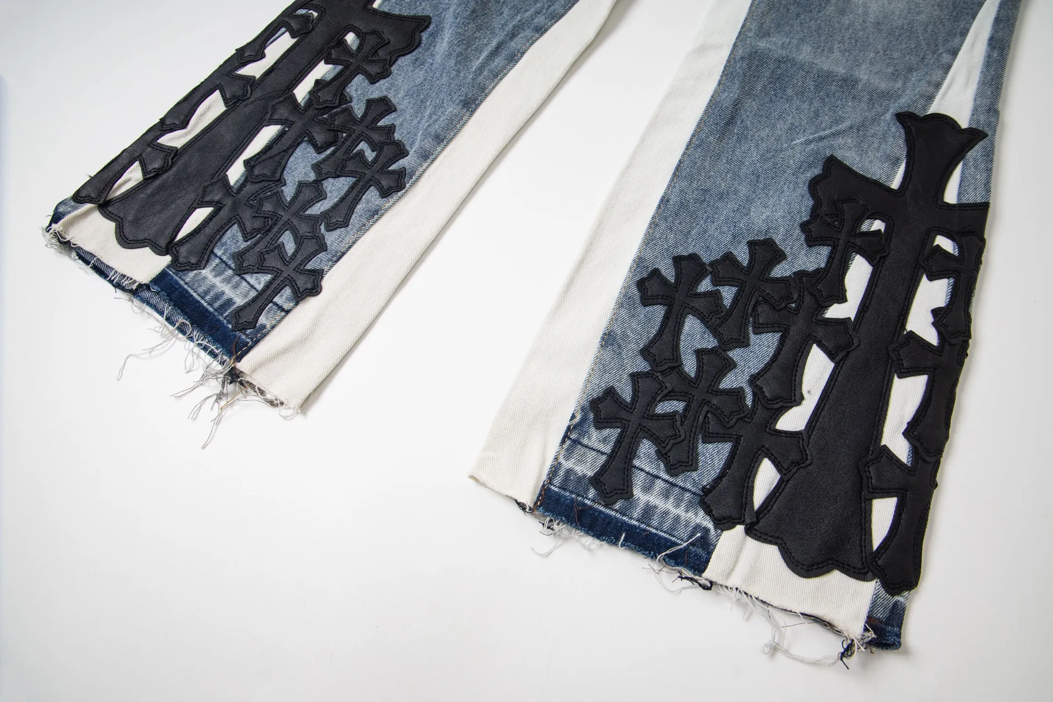 P270 Chrome Hearts Gallery 2025 new limited edition black large cross flared jeans are a hot item this season and are sought after by countless celebrities and fashionistas. The neat details of the cutting process add color to the playful fashion! The neat and meticulous design, and the well-fitting structure is unique. The upper body not only has outstanding recognition, but also looks younger and younger. A style with the ultimate wearing meaning and performance, gorgeous color matching, and the craftsmanship of this style is also extremely extraordinary. After the finished product is washed, it is disassembled and hand-made with sheepskin cross leather and then spliced ​​together to complete. The whole piece has too many craftsmanship to describe. It is decorated with patchwork cross flowers and high-waisted washed jeans! ! Absolutely high-end luxury product, a god-level single product, a super popular product, made by top heavy industry, a magic weapon that cannot be missed to hit the streets. Style number: 1845 Size: 28 30 32 34 36 Color: blue